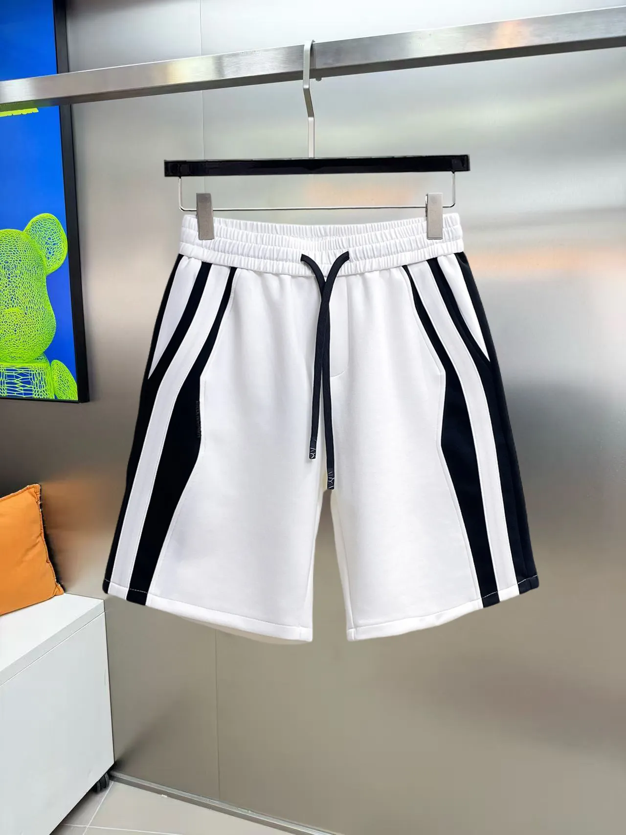 Balenciaga's three-standard complete 2026 summer New Arrival men's casual shorts, advanced custom-made Breathable fabric, Breathable fabric, extremely stretchy and comfortable, impeccable details, top-grade accessories, original logo design concept, delicate and soft feel! The upper body fit is awesome! Size: M-XXXL Please state your height and weight when ordering